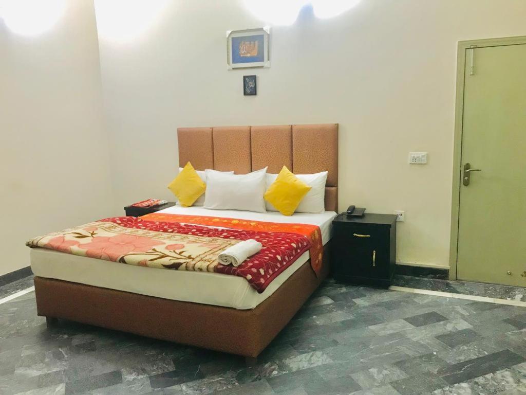 Hotel Rose Inn Lahore Exteriör bild